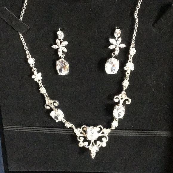 Crystals in a set - Picture 1 of 2